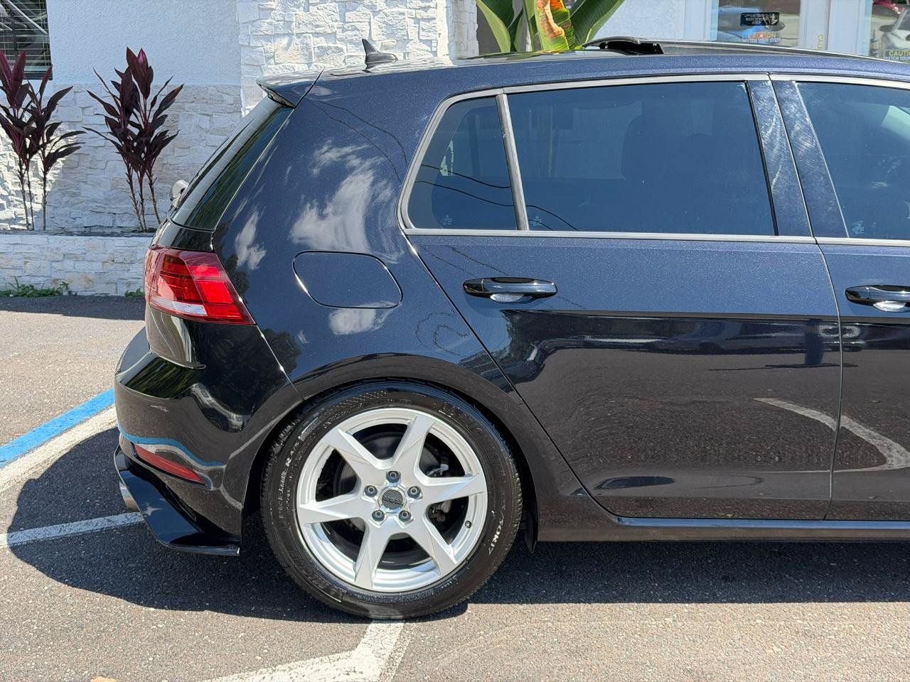 Used 2021 Volkswagen Golf 4-Door FWD image 16
