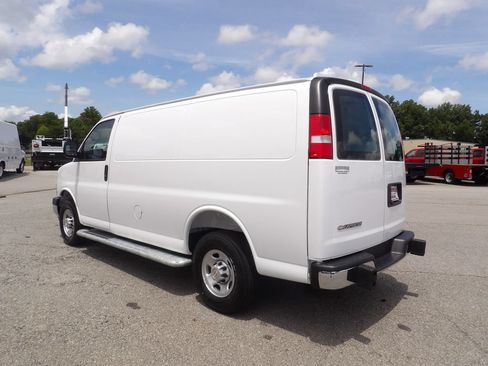 Used 2025 Chevrolet Express 2500 w/ Driver Convenience Package RWD image 4