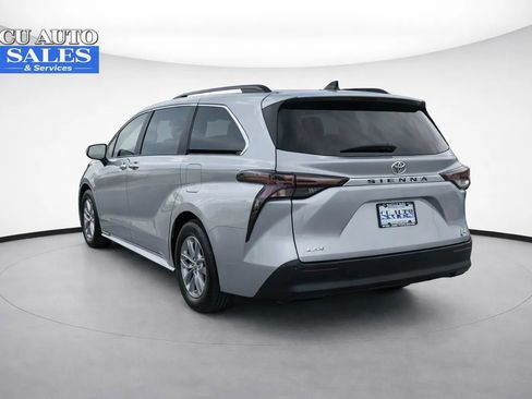 Used 2024 Toyota Sienna XLE image 5