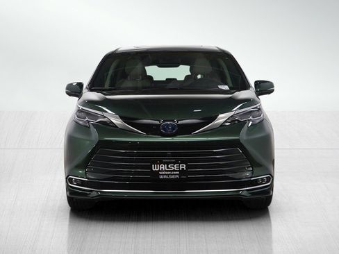 Used 2025 Toyota Sienna Platinum image 8