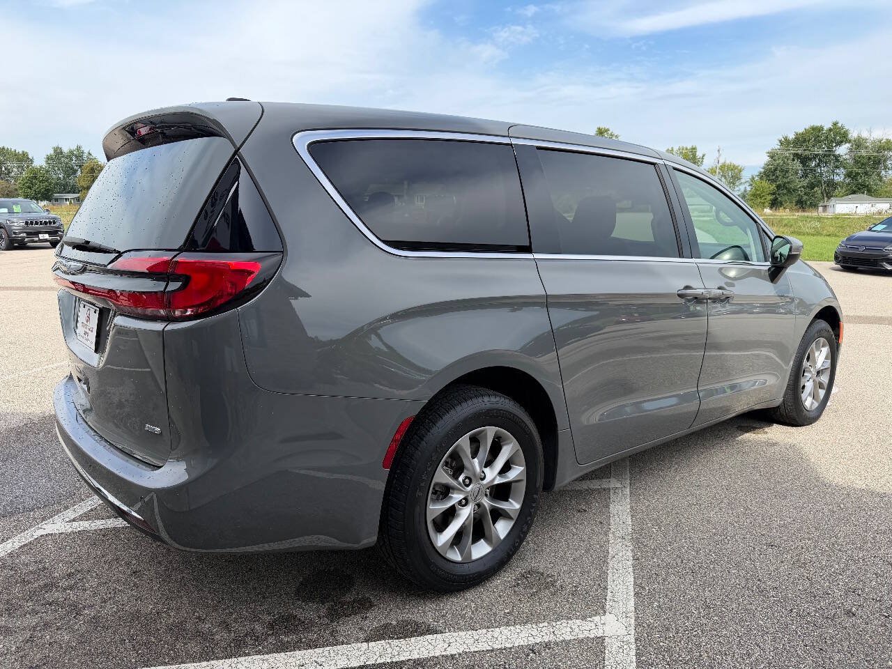 Used 2023 Chrysler Pacifica Touring-L AWD/4WD image 6