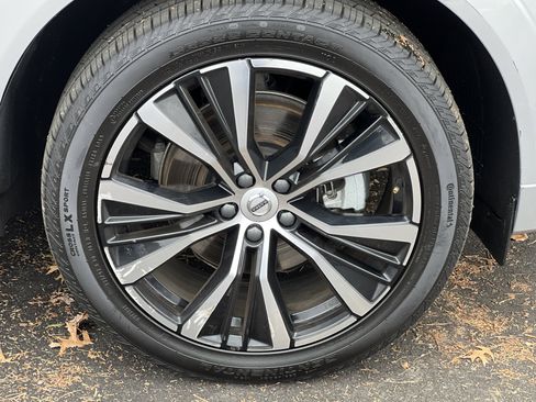 Used 2025 Volvo XC60 B5 Plus image 13