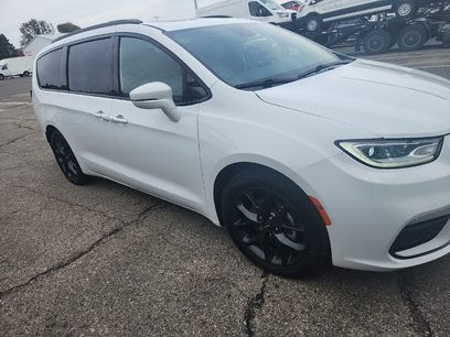 Used 2021 Chrysler Pacifica Touring-L w/ Uconnect Theater Family Group