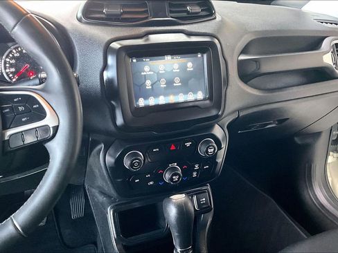 Used 2019 Jeep Renegade Latitude image 9