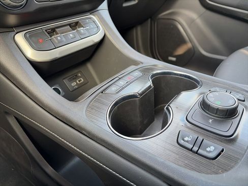 Used 2023 GMC Acadia SLT image 25