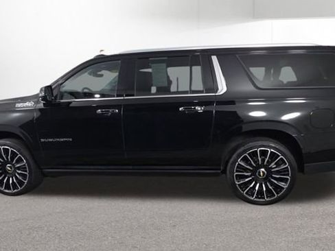 Used 2025 Chevrolet Suburban High Country AWD/4WD image 7
