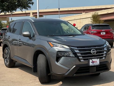 Used 2025 Nissan Rogue SV w/ SV Premium Package FWD image 3