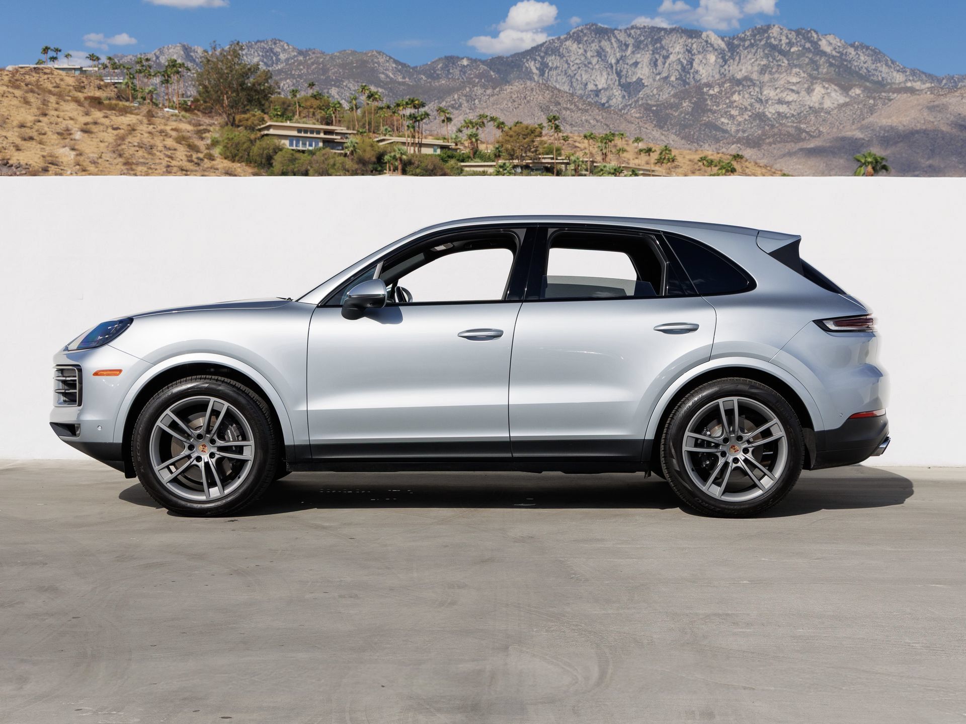 Certified 2025 Porsche Cayenne AWD/4WD image 2