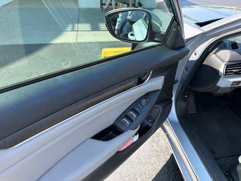 Used 2019 Honda Accord EX image 8