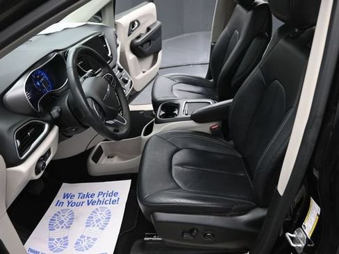 Used 2022 Chrysler Pacifica Touring-L FWD image 18