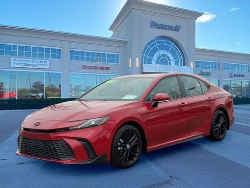Used 2025 Toyota Camry SE w/ Convenience Package image 1