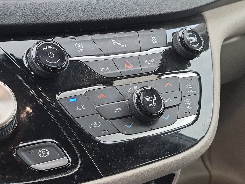 Used 2020 Chrysler Pacifica Touring-L FWD image 23