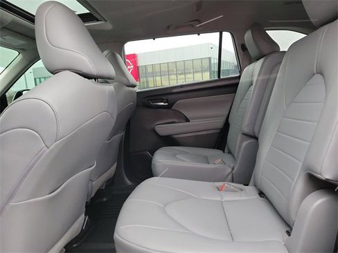 Used 2022 Toyota Highlander XLE image 18