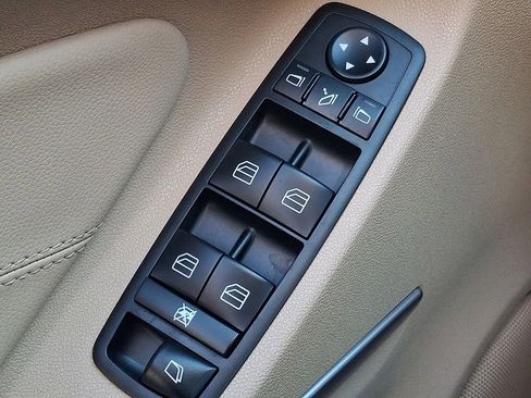Used 2011 Mercedes-Benz GL 550 4MATIC image 22