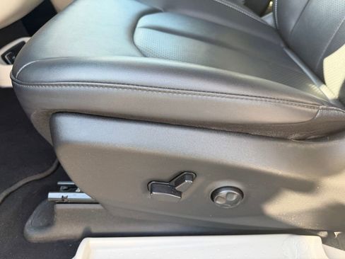 Used 2024 Chrysler Pacifica Touring-L FWD image 14