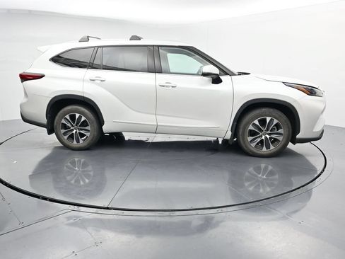 Used 2022 Toyota Highlander XLE AWD/4WD image 9
