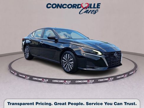 Certified 2025 Nissan Altima 2.5 SV FWD image 1