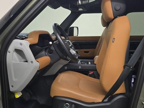 Used 2023 Land Rover Defender 130 SE image 2