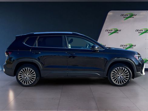 Certified 2025 Volkswagen Taos SE image 8