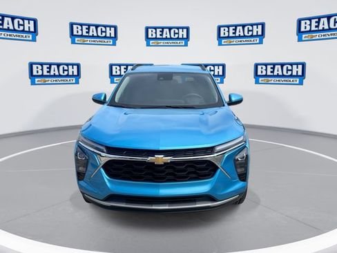 Used 2025 Chevrolet Trax LT FWD image 4