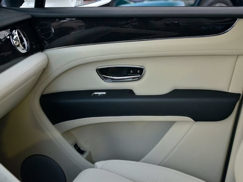 Used 2023 Bentley Bentayga AWD/4WD image 8