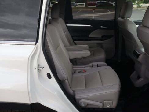 Used 2019 Toyota Highlander XLE AWD/4WD image 24