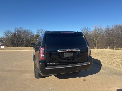 Used 2019 GMC Yukon XL Denali w/ Denali Ultimate Package image 3