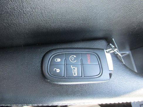 Used 2019 Jeep Cherokee Limited image 17