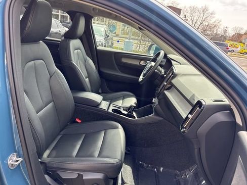 Used 2025 Volvo XC40 B5 Core AWD/4WD image 16