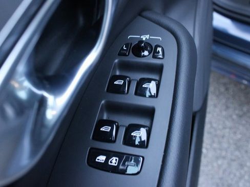 Used 2025 Volvo XC90 B5 Core image 11