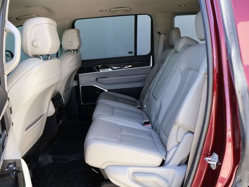 Used 2022 Jeep Wagoneer Series III AWD/4WD image 10