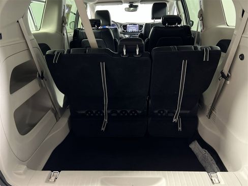 Used 2024 Chrysler Pacifica Touring-L image 19