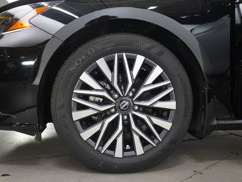 Used 2025 Nissan Altima 2.5 SV w/ SV Premium Package FWD image 29