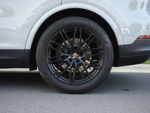 Used 2025 Porsche Cayenne Coupe AWD/4WD image 38