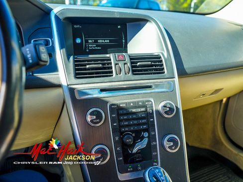 Used 2016 Volvo XC60 T5 Premier w/ Proximity Package image 20