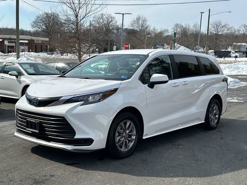 Used 2025 Toyota Sienna LE image 2