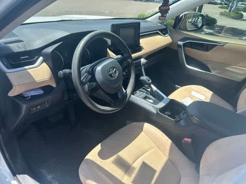 Used 2019 Toyota RAV4 LE FWD image 18