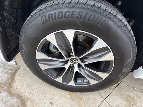 Used 2022 Toyota Highlander XLE image 9