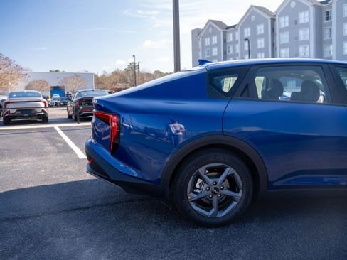 New 2025 Kia K4 LXS image 11