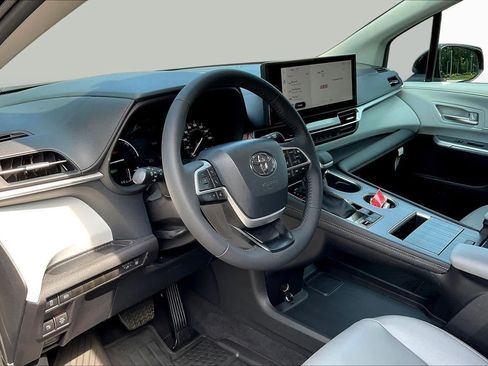 Used 2025 Toyota Sienna XLE FWD image 18