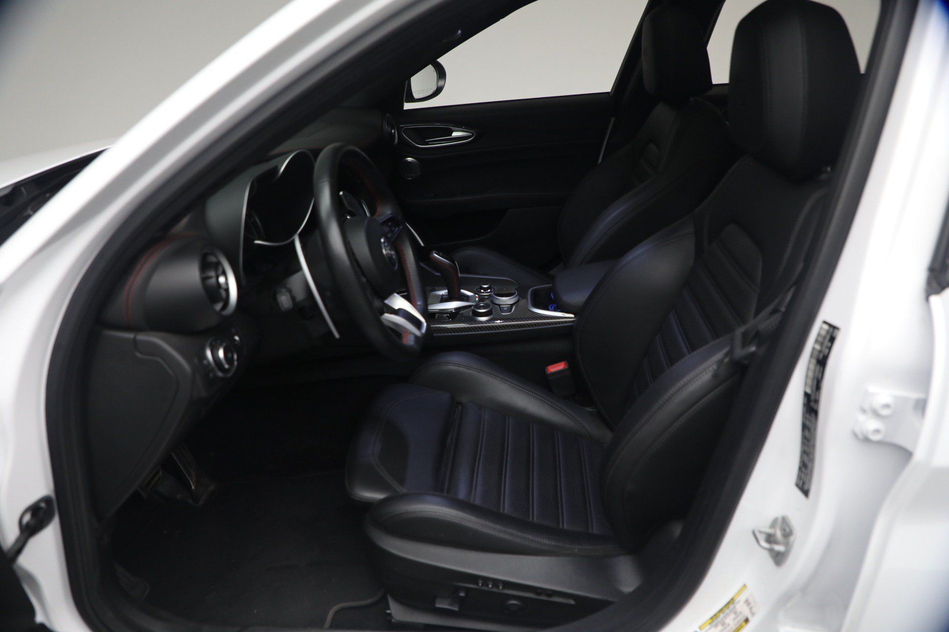 Used 2023 Alfa Romeo Giulia Estrema AWD/4WD image 16