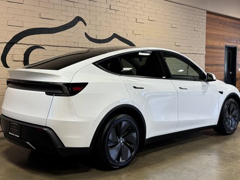 Used 2026 Tesla Model Y 2WD image 4