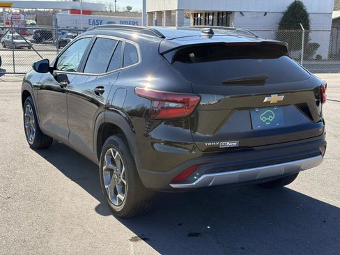Certified 2025 Chevrolet Trax LT w/ LT Convenience Package image 17