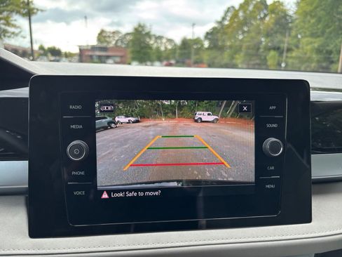 Used 2025 Volkswagen Taos SE image 17