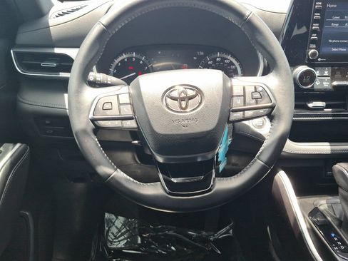 Used 2021 Toyota Highlander XSE FWD image 13
