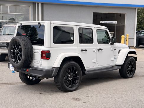 Used 2023 Jeep Wrangler Unlimited Sahara w/ Cold Weather Group AWD/4WD image 12