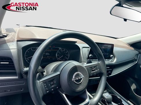 Used 2023 Nissan Rogue S FWD image 11