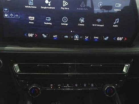 Used 2025 Chevrolet Traverse LT image 8