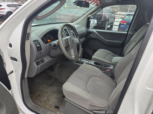 Used 2011 Nissan Frontier SV AWD/4WD image 4