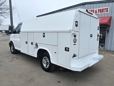 Used 2017 Chevrolet Express 3500 image 8